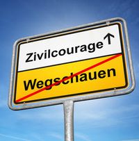 Auf dem Schild ist das Wort Wegschauen gestrichen. Das Wort Zivilcourage steht im Vordergrund. 