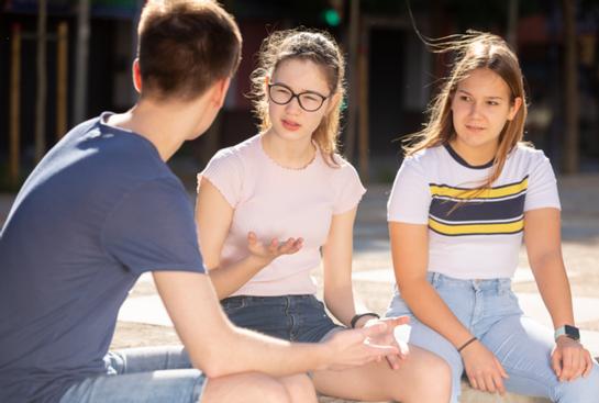 Austausch, Hilfe und Freund*innen Austausch, Hilfe und Freund*innen