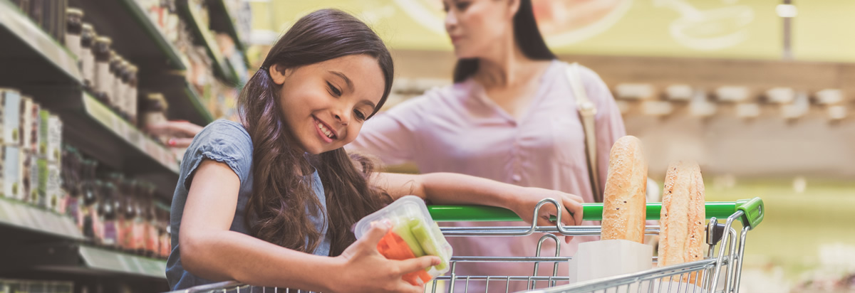 Das Preis-Ratespiel einer Mutter mit der kleinen Tochter