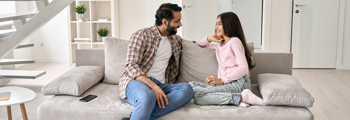 Ein Vater spricht mit der Tochter herzig