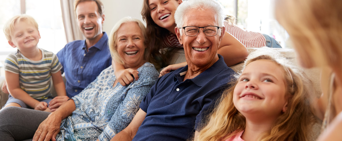 Glückliche Familie, die aus mehreren Generationen besteht