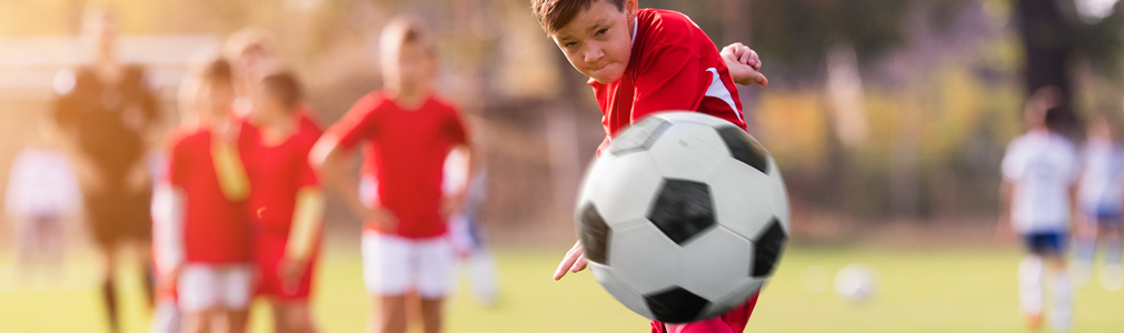 Kind spielt Fussball