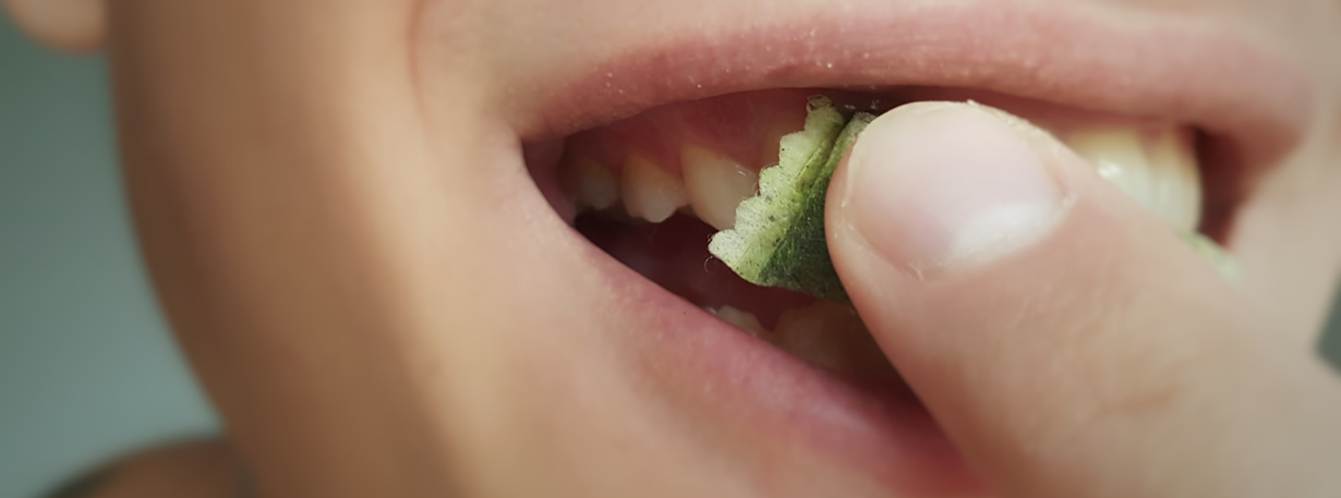 Junger Mann konsumiert Snus