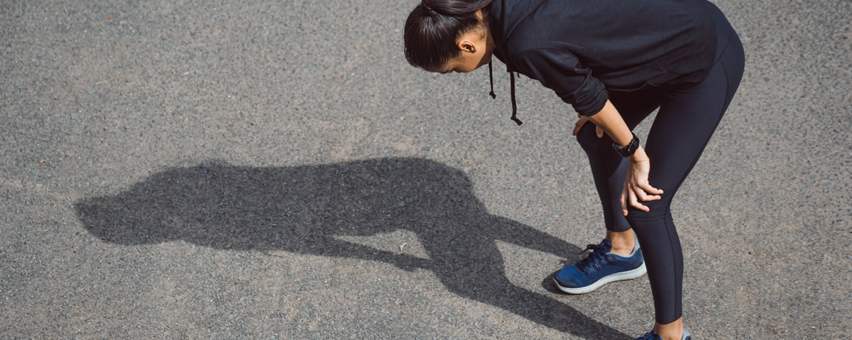 Frau ist ausser Atmen nach dem Joggen