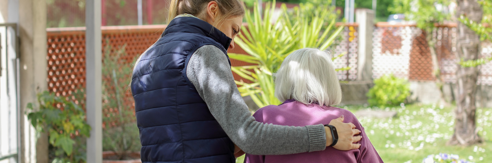 Eine junge Frau hilft einer älteren Dame