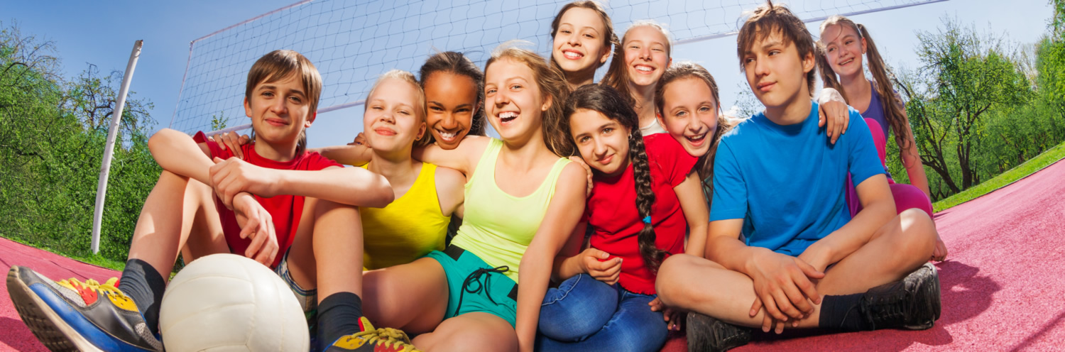 Jugendliche spielen Volleyball